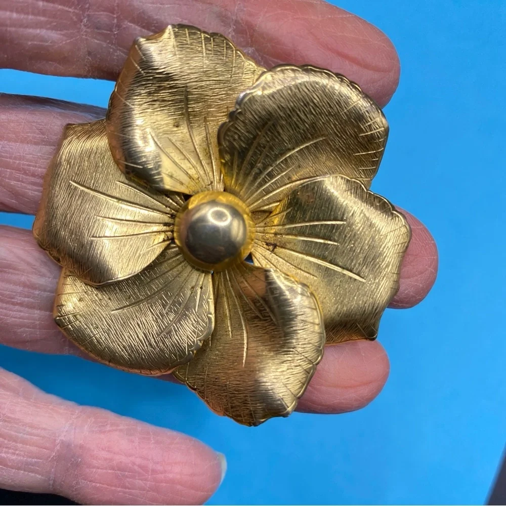 Vintage Gold Tone Floral Brooch 2” Textured Granny Core